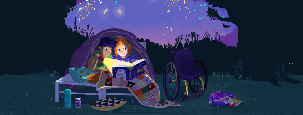 Ela und Ben, die in einem Zelt liegen und gemeinsam ein Buch über Sterne lesen. Sie befinden sich in einer nächtlichen Landschaft unter einem Sternenhimmel, der mit leuchtenden Sternbildern und farbenfrohen Illustrationen verziert ist. Neben dem Zelt ist ein Rollstuhl zu sehen, was darauf hindeutet, dass eines der Kinder möglicherweise eine Behinderung hat.